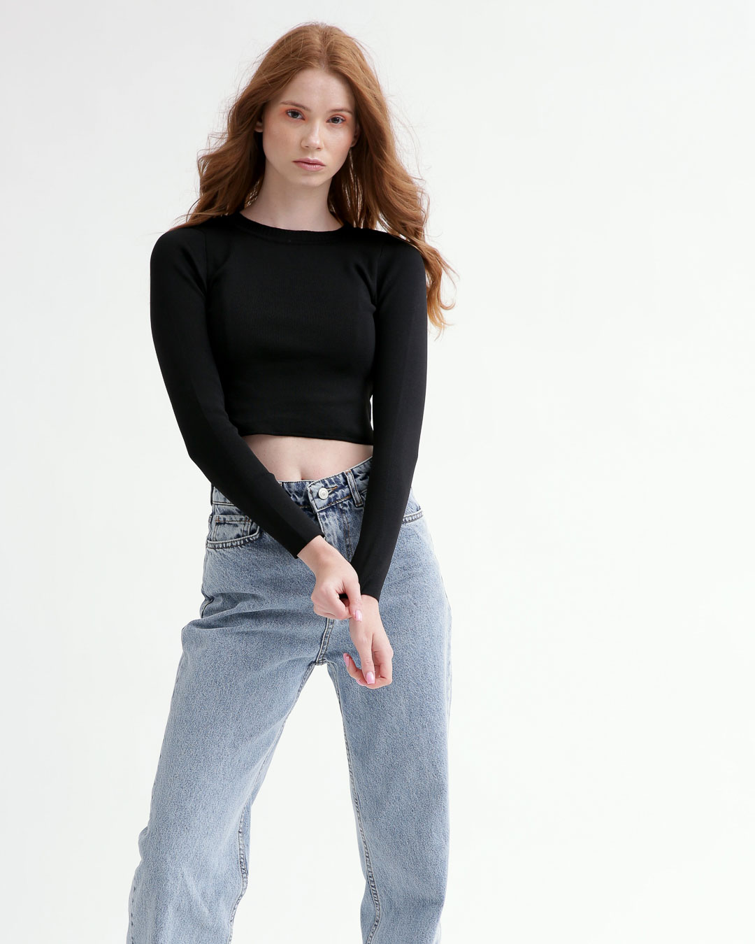 Трикотажный черный кроп-топ 55793